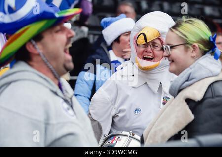 Londres, Royaume-Uni. 7 décembre 2025. Les supporters de Brighton lors du match de Super League FA femme entre les lionnes de Londres et Brighton au Copperjax Community Stadium. Crédit : Liam Asman/Alamy Live News Banque D'Images