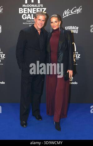 Sven Martinek mit Partnerin Bianca Rütter BEI der 20. McDonald s Benefiz Gala zugunsten der McDonald s Kinderhilfe Stiftung in den Eisbach Studios. München, 06.12.2025 *** Sven Martinek avec Bianca Rütter, partenaire, au 20 McDonald's Benefit Gala pour aider la Fondation McDonald's Childrens Aid aux studios Eisbach à Munich, 06 12 2025 Foto:xAgenturxWehnertx/xGränzdörferx/xFuturexImagex mcdonalds 5350 Banque D'Images