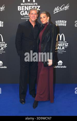 Sven Martinek mit Partnerin Bianca Rütter BEI der 20. McDonald s Benefiz Gala zugunsten der McDonald s Kinderhilfe Stiftung in den Eisbach Studios. München, 06.12.2025 *** Sven Martinek avec Bianca Rütter, partenaire, au 20 McDonald's Benefit Gala pour aider la Fondation McDonald's Childrens Aid aux studios Eisbach à Munich, 06 12 2025 Foto:xAgenturxWehnertx/xGränzdörferx/xFuturexImagex mcdonalds 5351 Banque D'Images