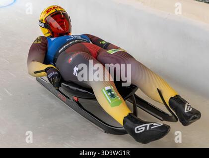 Winterberg, Allemagne. 07 décembre 2025. WINTERBERG, ALLEMAGNE - DÉCEMBRE 07 : Fraebel, Merle (GER) en compétition en Heat 1 des célibataires femmes au jour 3 de la Coupe du monde de luge Eberspächer fil 2025/2026 au Veltins Ice Arena de Winterberg le 07.12.2025 en Northrhine-Westphalie/Allemagne. Photo © Oliver Kremer/Beautiful Sports. Crédit : BEAUTIFUL SPORTS Pressefotoagentur/Alamy Live News Banque D'Images