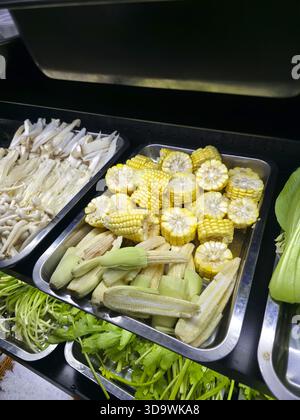 Buffet appétissant au restaurant avec sélection de légumes frais. Maïs, champignon, et autre ingrédient sain pour délicieux repas sur l'affichage pour co Banque D'Images