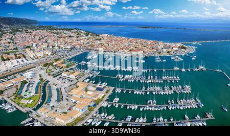 Vue aérienne panoramique de la ville de Lefkada et de la marina des marins connectés, mer Ionienne, Grèce Banque D'Images