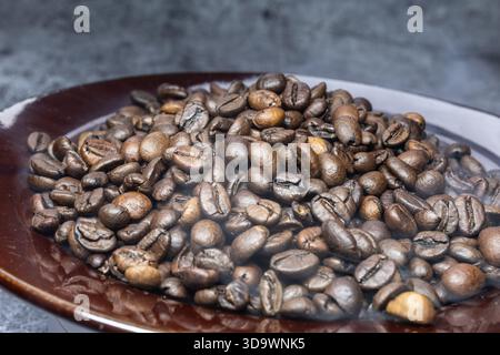 grains de café torréfiés parfumés bruns avec brouillard en gros plan Banque D'Images