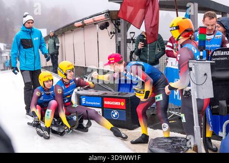 Winterberg, Allemagne. 07 décembre 2025. Luge : Coupe du monde, relais, mixte : l'équipe de relais allemande applaudit à l'arrivée. Crédit : David Inderlied/dpa/Alamy Live News Banque D'Images