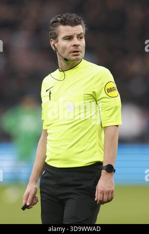 Alkmaar, pays-Bas. 07 décembre 2025. ALKMAAR, 07-12-2025, stade AFAS, saison 2025/2026, football néerlandais Eredivisie, match entre AZ et Go Ahead Eagles, spectacles, arbitre Erwin Blank crédit : Pro Shots/Alamy Live News Banque D'Images