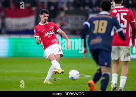 Alkmaar, pays-Bas. 07 décembre 2025. ALKMAAR, PAYS-BAS - 7 DÉCEMBRE : Alexandre pénétra de l'AZ Alkmaar passe le ballon lors du match néerlandais Eredivisie entre l'AZ Alkmaar et Go Ahead Eagles au stade AFAS le 7 décembre 2025 à Alkmaar, pays-Bas. (Photo de Ed van de Pol/Orange Pictures) crédit : Orange pics BV/Alamy Live News Banque D'Images