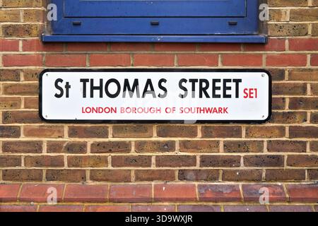 Londres, Royaume-Uni - 01 février 2019 : avenue typique de la route de Londres à St Thomas Street placée sur un mur de briques brunes, détail de gros plan Banque D'Images