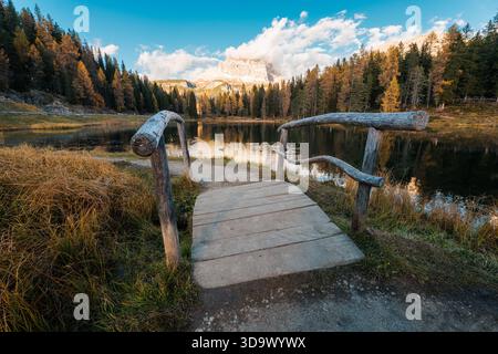Paysage pittoresque du Lago d Antorno avec le pic Tre Cime di Lavaredo, pont en bois et forêt de mélèzes d'automne dans les Dolomites, Tyrol du Sud, Italie Banque D'Images