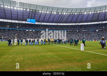 Berlin, Deutschland. 07 décembre 2025. Hertha BSC Berlin, Stimmungsbild Olympiastadion Berlin, Spielereinlauf, GER, Hertha BSC vs, 1. FC Magdeburg, 2. Bundesliga, saison 2025/2026, 15. SPIELTAG, 07.12.2025 (LA RÉGLEMENTATION DFL INTERDIT TOUTE UTILISATION DE PHOTOGRAPHIES COMME SÉQUENCES D'IMAGES ET/OU QUASI - VIDÉO). Foto : Eibner-Pressefoto/ Claudius Rauch crédit : dpa/Alamy Live News Banque D'Images