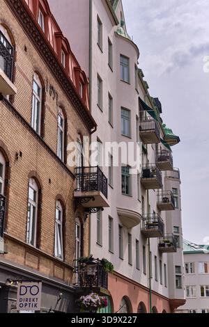HELSINGBORG, Skåne län, SUÈDE – 12 août 2025 : vue des bâtiments en briques et en stuc avec balcons à Helsingborg Suède. Cette scène urbaine se montre Banque D'Images