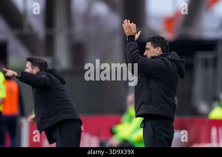 Alkmaar, pays-Bas. 07 décembre 2025. ALKMAAR, PAYS-BAS - 7 DÉCEMBRE : Maarten Martens de l'AZ Alkmaar applaudit lors du match néerlandais Eredivisie entre l'AZ Alkmaar et Go Ahead Eagles au stade AFAS le 7 décembre 2025 à Alkmaar, pays-Bas. (Photo de Ed van de Pol/Orange Pictures) crédit : Orange pics BV/Alamy Live News Banque D'Images