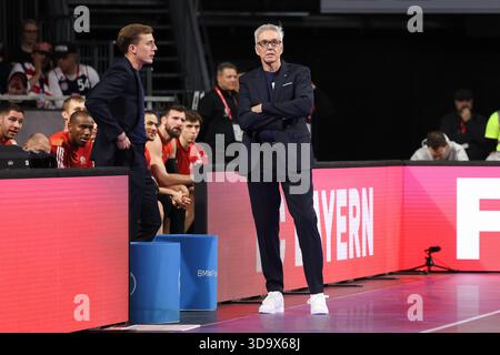 Gordon Herbert (FC Bayern Basketball, entraîneur-chef) avec Daniel Herbert (FC Bayern Basketball, entraîneur adjoint) GER, FC Bayern Basketball vs SYNTAINICS MBC, Basketball, easycredit Basketball Bundesliga [Bundesliga], 9e Journée, saison 2025/2026, Decembe Banque D'Images
