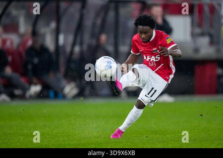 Alkmaar, pays-Bas. 07 décembre 2025. ALKMAAR, PAYS-BAS - 7 DÉCEMBRE : Ibrahim Sadiq d'AZ Alkmaar tire au but lors du match néerlandais Eredivisie entre AZ Alkmaar et Go Ahead Eagles au stade AFAS le 7 décembre 2025 à Alkmaar, pays-Bas. (Photo de Ed van de Pol/Orange Pictures) crédit : Orange pics BV/Alamy Live News Banque D'Images