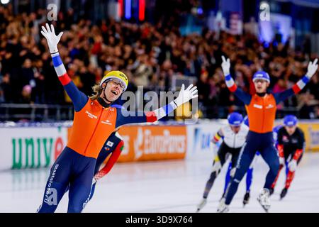 Le vainqueur Jorrit Bergsma, des pays-Bas, et Bart Hoolwerf, des pays-Bas, célèbrent leur participation au départ de masse masculin le jour 3 de la Coupe du monde de patinage de vitesse de l'ISU au stade Thialf le 7 décembre 2025 à Heerenveen, aux pays-Bas. (Crédit : Marcel ter bals/MTB-photo/Alamy Live News) Banque D'Images