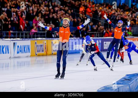 Le vainqueur Jorrit Bergsma, des pays-Bas, et Bart Hoolwerf, des pays-Bas, célèbrent leur participation au départ de masse masculin le jour 3 de la Coupe du monde de patinage de vitesse de l'ISU au stade Thialf le 7 décembre 2025 à Heerenveen, aux pays-Bas. (Crédit : Marcel ter bals/MTB-photo/Alamy Live News) Banque D'Images