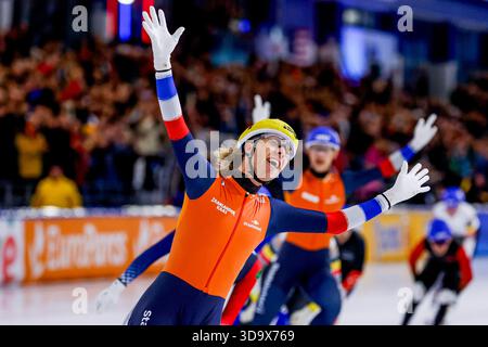 Le vainqueur Jorrit Bergsma, des pays-Bas, et Bart Hoolwerf, des pays-Bas, célèbrent leur participation au départ de masse masculin le jour 3 de la Coupe du monde de patinage de vitesse de l'ISU au stade Thialf le 7 décembre 2025 à Heerenveen, aux pays-Bas. (Crédit : Marcel ter bals/MTB-photo/Alamy Live News) Banque D'Images