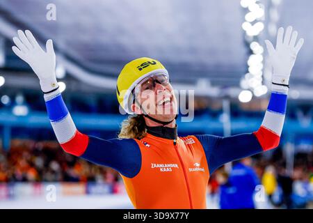 Le vainqueur Jorrit Bergsma, des pays-Bas, célèbre après avoir participé au départ de masse masculin le jour 3 de la Coupe du monde de patinage de vitesse de l'ISU au stade Thialf le 7 décembre 2025 à Heerenveen, aux pays-Bas. (Crédit : Marcel ter bals/MTB-photo/Alamy Live News) Banque D'Images