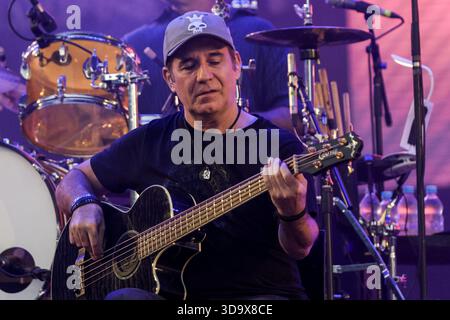 Curitiba, Brésil. 07 décembre 2025. PR - CURITIBA - 06/12/2025 - CURITIBA, PRIME ROCK BRASIL - Flavio Lemos du groupe Capital Inicial lors d'une performance au Prime Rock Brasil à Pedreira Paulo Leminski, à Curitiba, ce samedi (06). Photo : Robson Mafra/AGIF (photo de Robson Mafra/AGIF/SIPA USA) crédit : Sipa USA/Alamy Live News Banque D'Images
