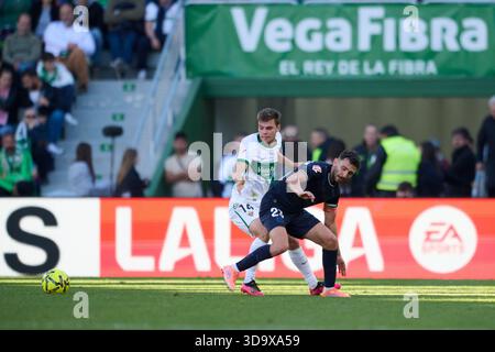 Elche, Espagne. 07 décembre 2025. ELCHE, ESPAGNE - 7 DÉCEMBRE : Aleix Febas d'Elche CF concourt pour le ballon avec Ivan Martin de Girona FC lors du match LaLiga EA Sports entre Elche CF et Girona FC au stade Manuel Martinez Valero le 7 décembre 2025 à Elche, Espagne. (Photo de Francisco Macia/photo Players images/Magara Press) crédit : Magara Press SL/Alamy Live News Banque D'Images