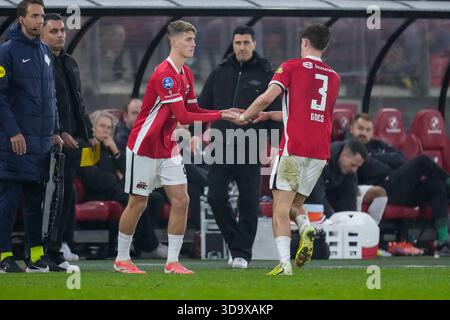 Alkmaar, pays-Bas. 07 décembre 2025. ALKMAAR, PAYS-BAS - 7 DÉCEMBRE : Wouter Goes de l'AZ Alkmaar remplace Dave Kwakman de l'AZ Alkmaar lors du match néerlandais Eredivisie entre l'AZ Alkmaar et Go Ahead Eagles au stade AFAS le 7 décembre 2025 à Alkmaar, pays-Bas. (Photo de Ed van de Pol/Orange Pictures) crédit : Orange pics BV/Alamy Live News Banque D'Images