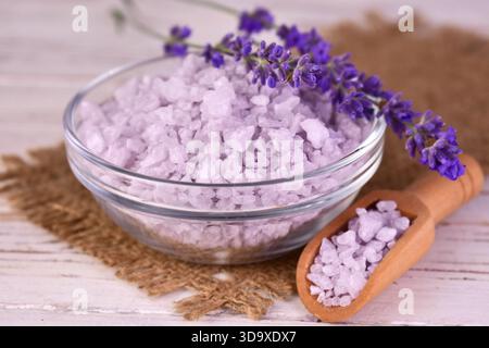 Sel de bain de lavande dans un bol en verre et fleurs de lavande fraîches. Banque D'Images
