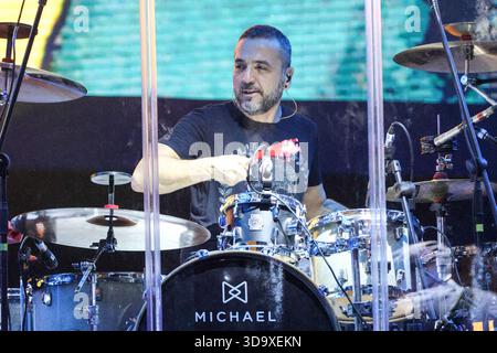 Curitiba, Brésil. 07 décembre 2025. PR - CURITIBA - 06/12/2025 - CURITIBA, PRIME ROCK BRASIL - Adal Fonseca, batteur, lors de la performance de la chanteuse Paula Toller au Prime Rock Brasil à Pedreira Paulo Leminski, à Curitiba, ce samedi (06). Photo : Robson Mafra/AGIF (photo de Robson Mafra/AGIF/SIPA USA) crédit : Sipa USA/Alamy Live News Banque D'Images