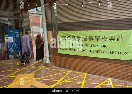 Hong Kong, Chine. 07 décembre 2025. Les électeurs quittent le bureau de vote de Tin Shui Wai. Les élections générales du Conseil législatif de Hong Kong de 2025 ont lieu le 7 décembre 2025 pour élire les 90 membres du 8ème Conseil législatif de Hong Kong. Crédit : SOPA images Limited/Alamy Live News Banque D'Images