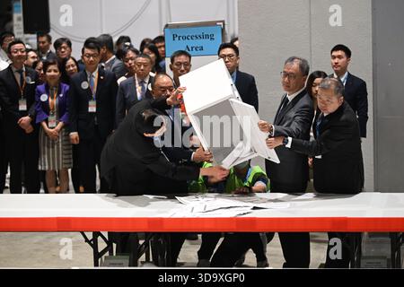 Comité électoral de Hong Kong dépouillement de la circonscription le 7 décembre 2025 à Hong Kong. Aujourd’hui Hong Kong tient son élection au Conseil législatif. (Photo de Kobe Li/Nexpher images) Banque D'Images
