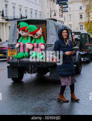 Londres, Royaume-Uni. 7 décembre 2025. Des centaines de passionnés de Land Rover venus de tout le pays et de spectateurs se sont réunis pour la rencontre annuelle de Noël des Land Rover de Londres. Les véhicules étaient recouverts de guirlandes festives, d'arbres et de figurines, apportant une touche de couleur à Belgrave Square par un dimanche matin humide. Crédit : onzième heure photographie/Alamy Live News Banque D'Images