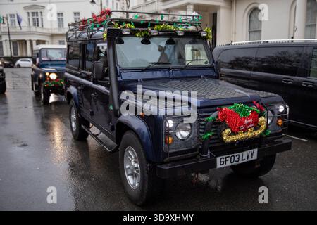 Londres, Westminster, Royaume-Uni. 7 décembre 2025. Les Land Rover décorés de Noël participent à la rencontre de Noël des Land Rover de Londres. Centre de Londres, pour la rencontre annuelle de Noël des Land Rover de Londres. À 09h30 le 6 décembre 2025, les Land Rover et Land Rover Defenders ornés de décorations festives, y compris des lumières de Noël et des arbres, sont arrivés et ont traversé Belgravia pour célébrer la saison des fêtes. (Crédit image : © James Willoughby/SOPA images via ZUMA Press Wire) USAGE ÉDITORIAL SEULEMENT ! Non destiné à UN USAGE commercial ! Banque D'Images