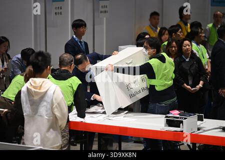 Hong Kong, Hong Kong. 07 décembre 2025. Comité électoral de Hong Kong dépouillement de la circonscription le 7 décembre 2025 à Hong Kong. Aujourd'hui Hong Kong tient son élection au Conseil législatif. (Photo de Kobe Li/Nexpher images/Sipa USA) crédit : Sipa USA/Alamy Live News Banque D'Images