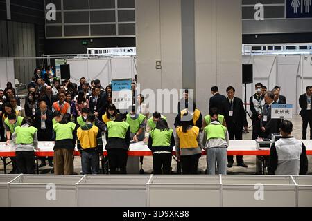 Hong Kong, Hong Kong. 07 décembre 2025. Comité électoral de Hong Kong dépouillement de la circonscription le 7 décembre 2025 à Hong Kong. Aujourd'hui Hong Kong tient son élection au Conseil législatif. (Photo de Kobe Li/Nexpher images/Sipa USA) crédit : Sipa USA/Alamy Live News Banque D'Images