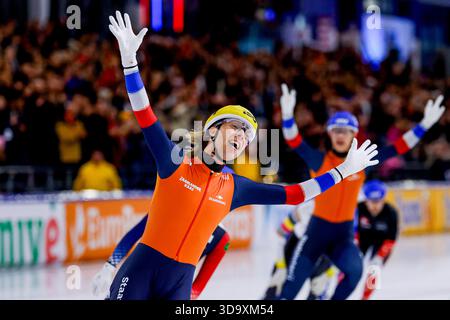 Le vainqueur Jorrit Bergsma, des pays-Bas, et Bart Hoolwerf, des pays-Bas, célèbrent leur participation au départ de masse masculin le jour 3 de la Coupe du monde de patinage de vitesse de l'ISU au stade Thialf le 7 décembre 2025 à Heerenveen, aux pays-Bas. (Crédit : Marcel ter bals/MTB-photo/Alamy Live News) Banque D'Images