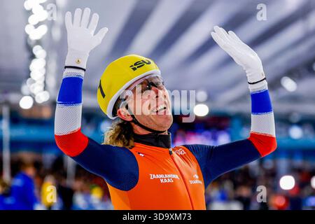 Le vainqueur Jorrit Bergsma, des pays-Bas, célèbre après avoir participé au départ de masse masculin le jour 3 de la Coupe du monde de patinage de vitesse de l'ISU au stade Thialf le 7 décembre 2025 à Heerenveen, aux pays-Bas. (Crédit : Marcel ter bals/MTB-photo/Alamy Live News) Banque D'Images