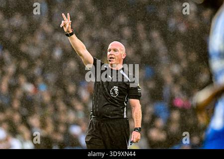 Arbitre Simon Hooper (arbitre de match) tient trois doigts en main lors du match de premier League entre Brighton et Hove Albion et Aston Villa au American Express Community Stadium, Brighton et Hove, dimanche 7 décembre 2025. (Photo : Kevin Hodgson | mi News) crédit : MI News & Sport /Alamy Live News Banque D'Images