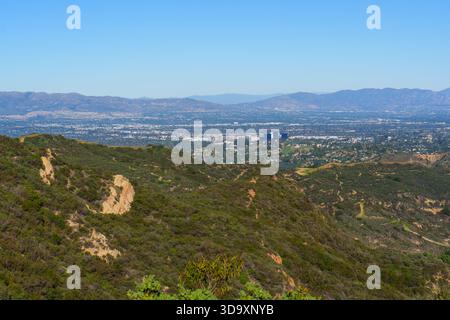 Vue imprenable depuis le Red Rock Canyon Park dans les montagnes de Santa Monica met en valeur des collines verdoyantes avec des formations rocheuses surplombant le vaste Los Angeles Ba Banque D'Images