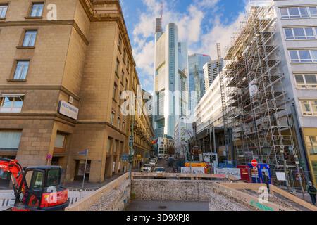 Francfort, Allemagne - 21 octobre 2025 : le paysage urbain de Francfort évolue, avec un chantier de construction au premier plan et un imposant quartier financier Banque D'Images