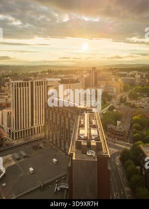 Vue aérienne du quartier universitaire de Leeds au coucher du soleil avec des immeubles de grande hauteur et une architecture moderne. Banque D'Images