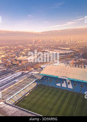 Vue aérienne stade de football Elland Road, terrain de sport domicile du Leeds United Football Club, photographié par drone au coucher du soleil. Banque D'Images