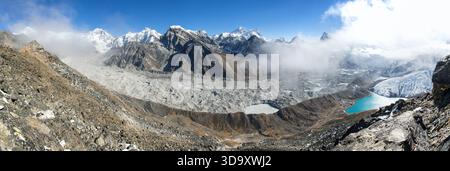Vue panoramique sur le glacier de Ngozumba et la grande chaîne himalayenne, le mont Everest, Lhotse Cho Oyu et Makalu, le lac et le village de Gokyo, depuis Gokyo Ri, Népal H. Banque D'Images
