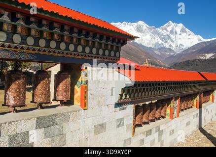 Le mont Everest, le mont Ama Dablam, le pic Lhotse et le mont Face rocheuse sud de Nuptse et roues à prières à Tengboche gompa ou monastère sur le chemin de Mount Ever Banque D'Images
