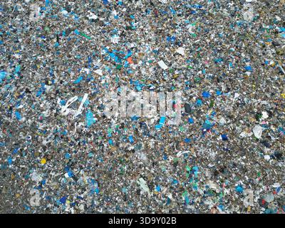 Vue aérienne d'une grande collection de plastique empilés et de déchets généraux dans un chantier Banque D'Images