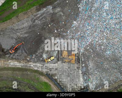 Vue aérienne d'une grande collection de plastique empilés et de déchets généraux dans un chantier Banque D'Images