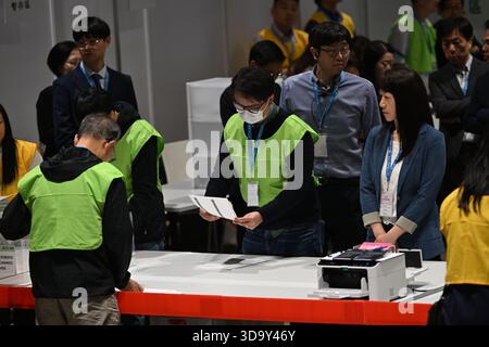 Comité électoral de Hong Kong dépouillement de la circonscription le 7 décembre 2025 à Hong Kong. Aujourd’hui Hong Kong tient son élection au Conseil législatif. (Photo de Kobe Li/Nexpher images) Banque D'Images