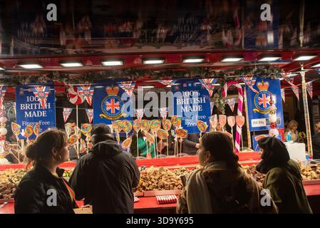 Touristes et acheteurs marchent devant le bus rouge de la Great British Fudge Company sur la Regent Street à Londres. Des milliers de personnes ont apprécié la circulation libre Regent Street à Londres. Il a été interdit pour la première fois depuis 2020. Il a été piétonnier samedi pour les acheteurs de Noël et les célébrations festives. Banque D'Images