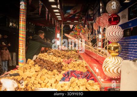 Un acheteur ramasse quelques fudges dans le bus rouge de la Great British Fudge Company sur Regent Street à Londres. Des milliers de personnes ont apprécié la circulation libre Regent Street à Londres. Il a été interdit pour la première fois depuis 2020. Il a été piétonnier samedi pour les acheteurs de Noël et les célébrations festives. Banque D'Images