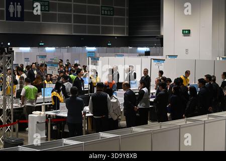 Hong Kong, Hong Kong. 08 décembre 2025. Comité électoral de Hong Kong dépouillement de la circonscription le 7 décembre 2025 à Hong Kong. Aujourd'hui Hong Kong tient son élection au Conseil législatif. (Photo de Kobe Li/Nexpher images/Sipa USA) crédit : Sipa USA/Alamy Live News Banque D'Images