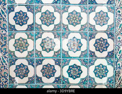 Gros plan de carreaux de céramique traditionnels présentant des motifs ottomans complexes dans des tons bleu vif, turquoise et blanc, Palais de Topkapi, Istanbul, Turquie Banque D'Images