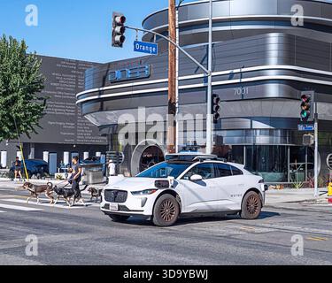 Los Angeles, CA, États-Unis – 7 décembre 2025 : Waymo, une voiture autonome, conduit près du Tesla Diner sur le boulevard Santa Monica à Los Angeles, CA. Banque D'Images