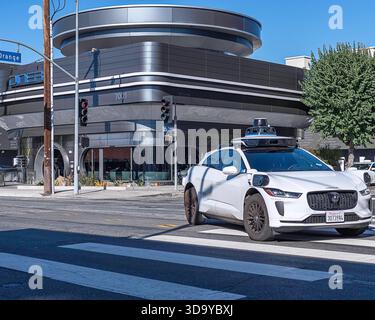Los Angeles, CA, États-Unis – 7 décembre 2025 : Waymo, une voiture autonome, conduit près du Tesla Diner sur le boulevard Santa Monica à Los Angeles, CA. Banque D'Images